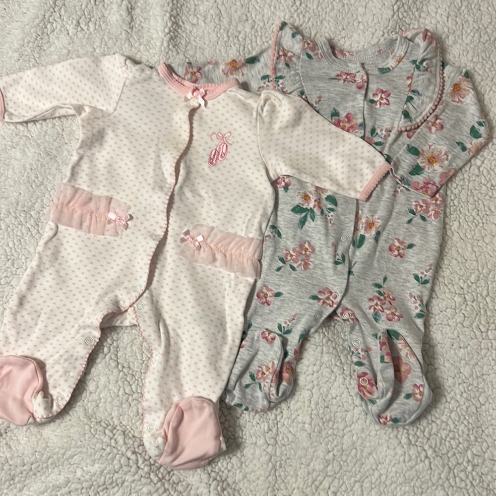 2 snap up footed outfits 3-6M